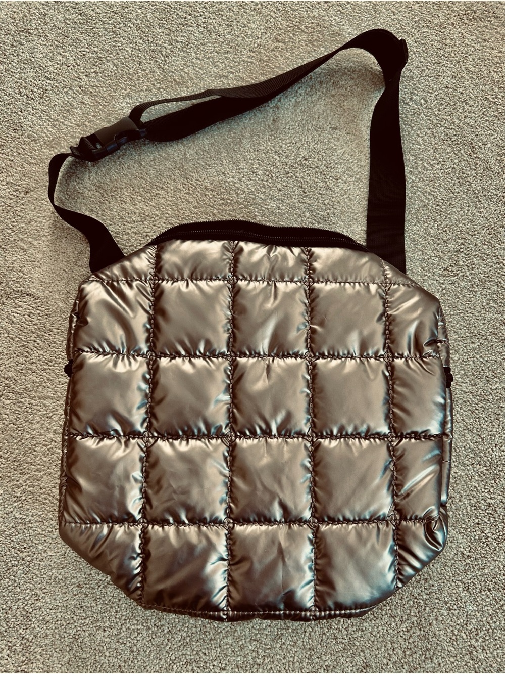 Puffer tote bag NWOT, zipper top and pockets. Light and stylish. 11x13”